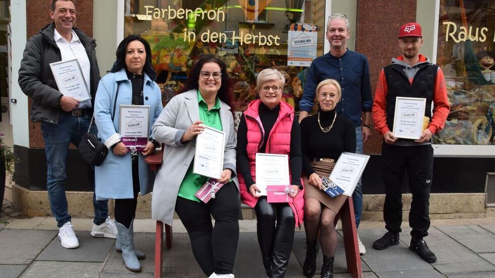 Die Ausgezeichneten (von links): Markus Dehmer (Mode Meyer), Elvira Hensel (Sunhair Friseure), Ulrike Fiedler (Brillengalerie Fiedler), Sandra Leistner (Modehaus Kress), Antje Wutzler und Kai Pinkert (Das Baumhaus) sowie Sandro Stich (Zweirad Haus )

