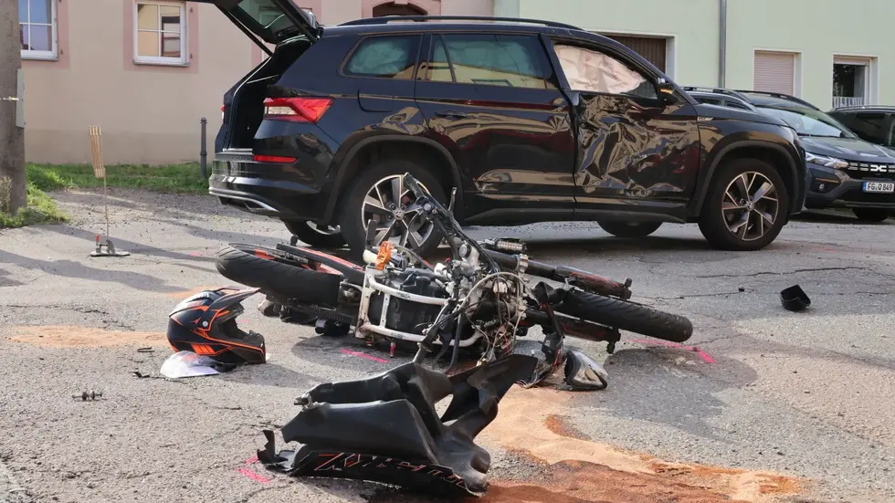 Schwerer Unfall in Frankenberg: Ein Skoda kollidiert auf der Chemnitzer Straße mit einer Husqvarna. Der 17-jährige Motorradfahrer wird schwer verletzt