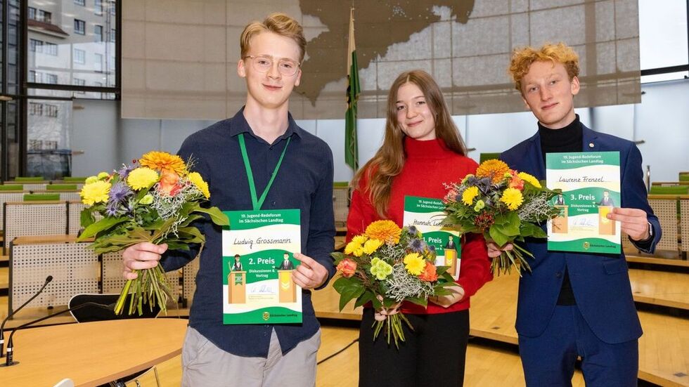 Die Sieger: Hannah Lehmann, Ludwig Grossmann (li.) und Laurenz Frenzel (re.) im Plenarsaal.