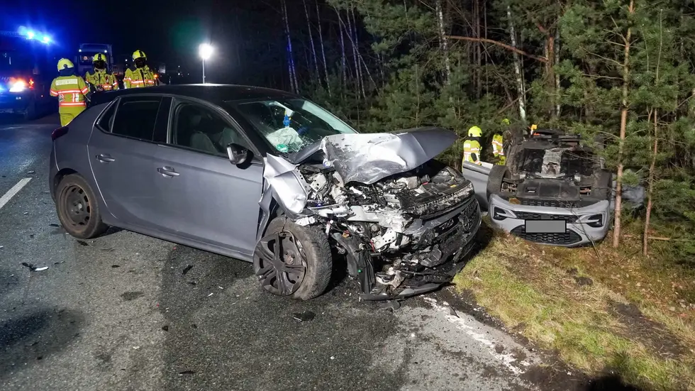 Aus bislang ungeklärter Ursache stießen die beiden PKW auf der B165 bei Boxberg zusammen