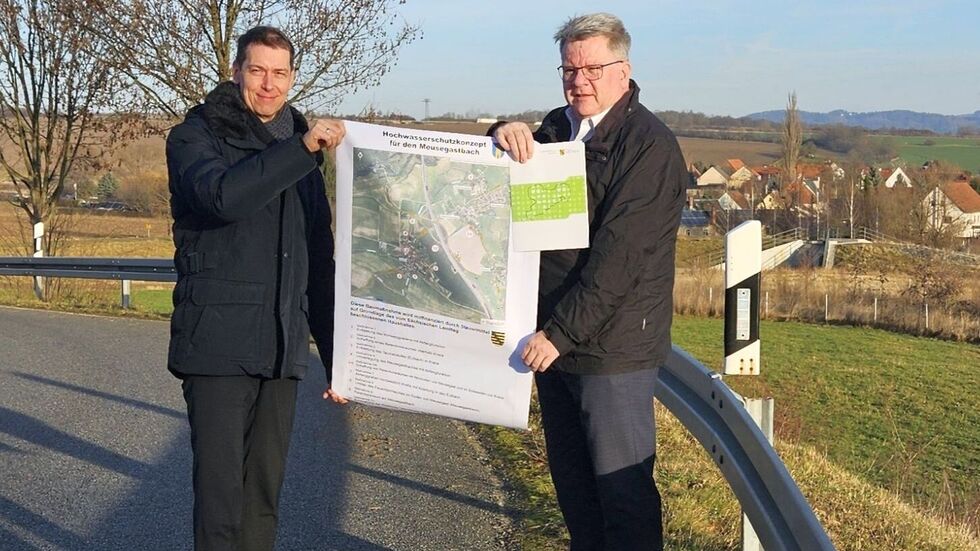 LDS-Präsident Béla Bélafi und der Dohnaer Bürgermeister Dr. Ralf Müller bei der Übergabe des Zuwendungsbescheides (v. l.). LDS-Präsident Béla Bélafi und der Dohnaer Bürgermeister Dr. Ralf Müller bei der Übergabe des Zuwendungsbescheides (v. l.).