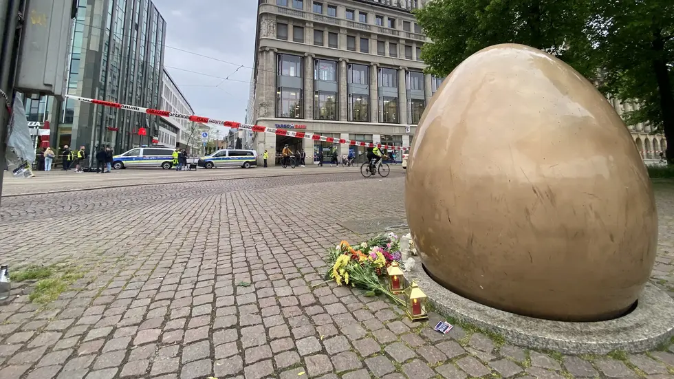 Am "goldenen Ei" gegenüber der Zufahrt haben Menschen Blumen abgelegt und Kerzen gestellt. Das Ei erinnert eigentlich die friedliche Revolution von 1989. Am "goldenen Ei" gegenüber der Zufahrt haben Menschen Blumen abgelegt und Kerzen gestellt. Das Ei erinnert eigentlich die friedliche Revolution von 1989.