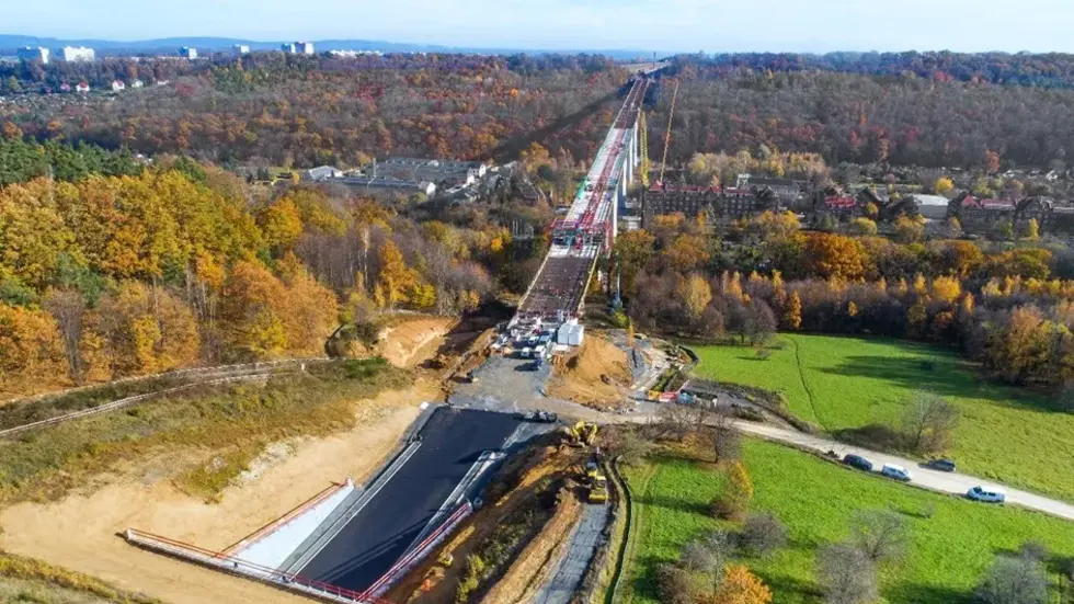 Vom Tunnel führt die neue Straße direkt auf die 916 Meter lange Talbrücke