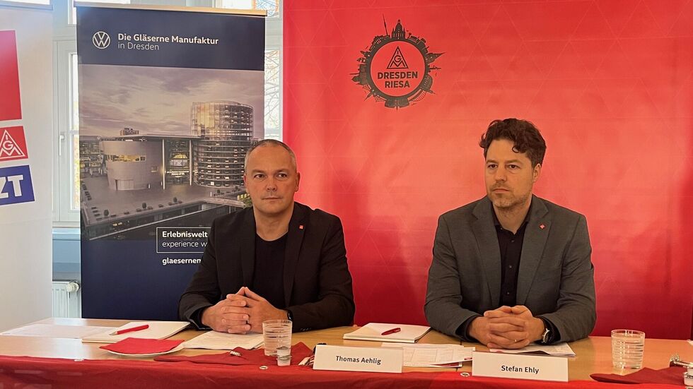 Manufaktur-Betriebsratschef Thomas Aehlig (li.) und Stefan Ehly von der IG Metall stellen ihre Pläne für die Manufaktur vor