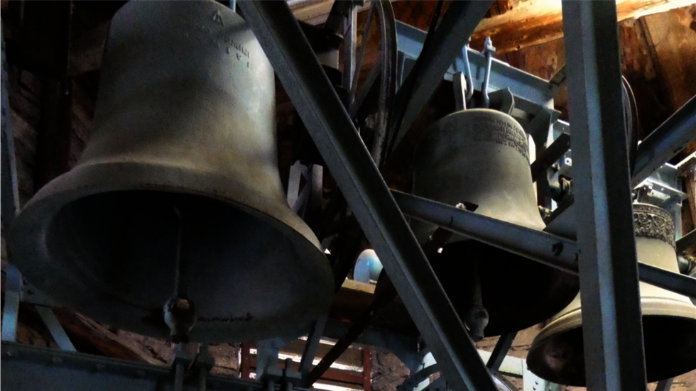 Die älteste Glocke des Geläuts der Kamenzer Hauptkirche St. Marien aus dem Jahr 1576 (u.). 