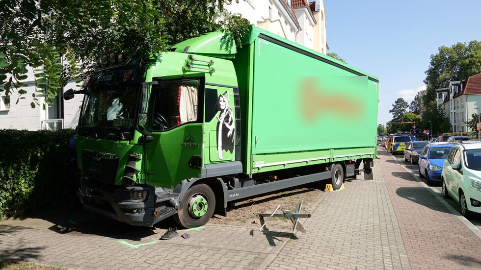 Anscheinend hatte der Lkw-Fahrer gesundheitliche Probleme. Anscheinend hatte der Lkw-Fahrer gesundheitliche Probleme.