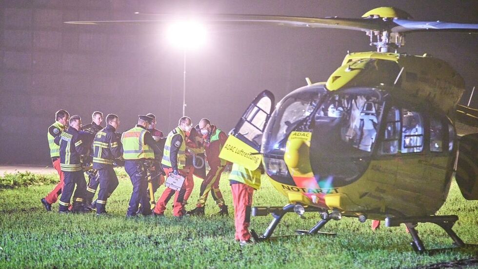 Der Jugendliche wurde mit einem Hubschrauber in ein Krankenhaus gebracht.