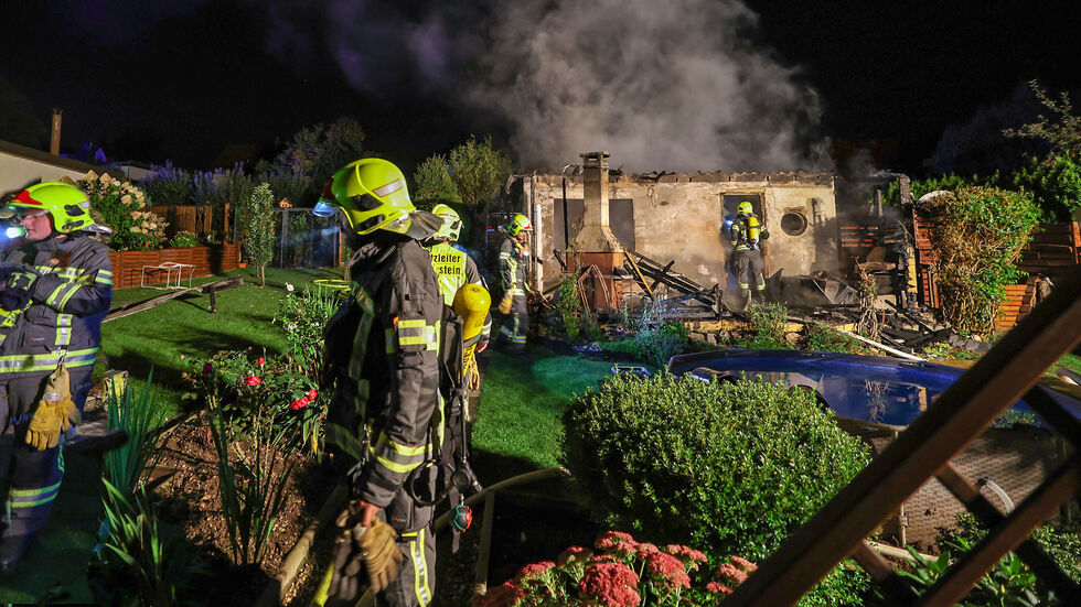 Von dem Gartenhaus stehen nur noch die Außenwände.