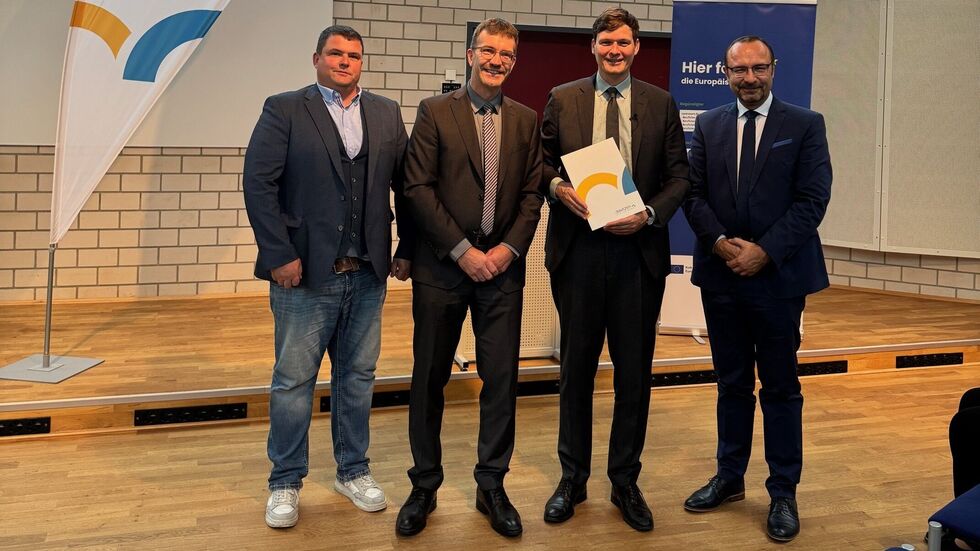 v.l.n.r.: Radebergs Oberbürgermeister Frank Höhme, der Erste Beigeordnete des Landrates Jörg Szewczyk, Kultusminsiter Conrad Clemens und BSZ-Schulleiter Thoralf Stöckl  