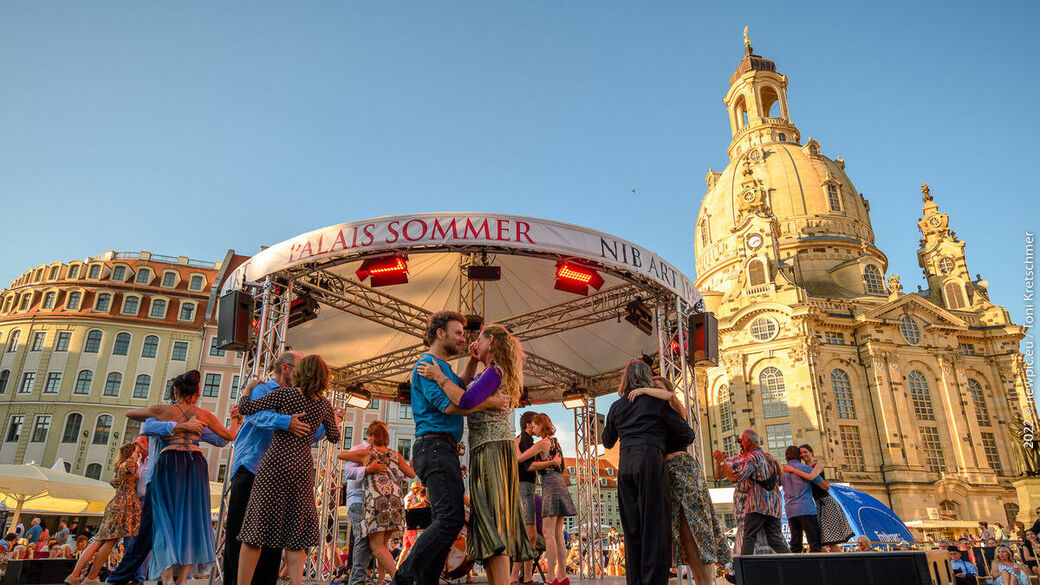 Auf dem Neumarkt lockten Tanzveranstaltungen zum Tango.