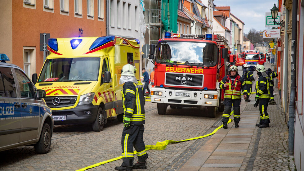 Kameraden der Feuerwehr löschten am vergangenen Montag einen brennenden Kinderwagen in einem Wohnhaus an der Bautzener Straße. Wenige Tage später standen zwei Mülltonnen auf dem Friedhof in Flammen.