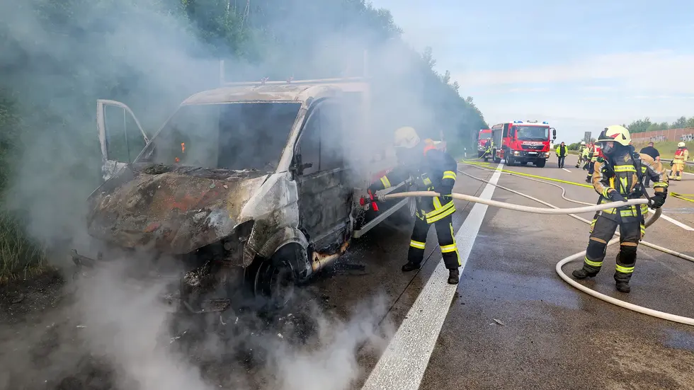 Der Transporter war nicht mehr zu retten und brannte vollständig aus. Der Transporter war nicht mehr zu retten und brannte vollständig aus.