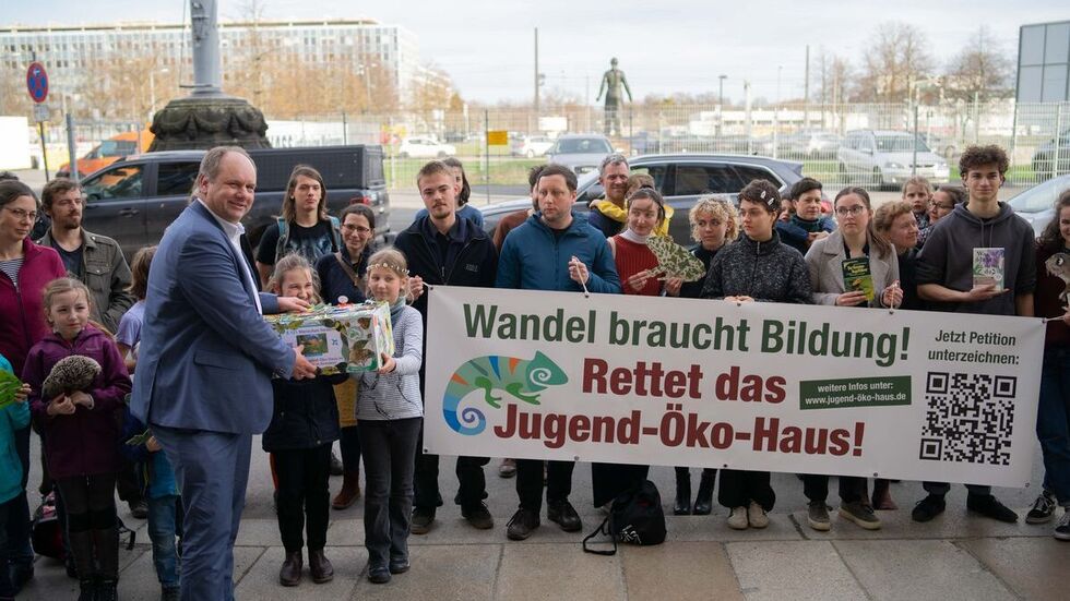 Oberbürgermeister Dirk Hilbert bei der Petitionsübergabe am Donnerstag.