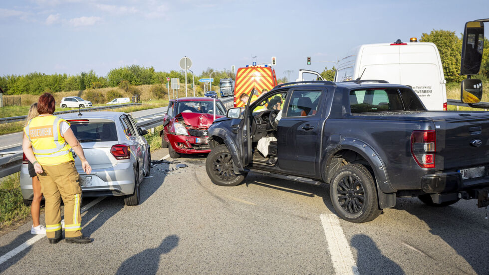 Der VW (links) streifte zunächst einen Ford Ranger (rechts), der daraufhin auf einen Suzuki prallte (Mitte).