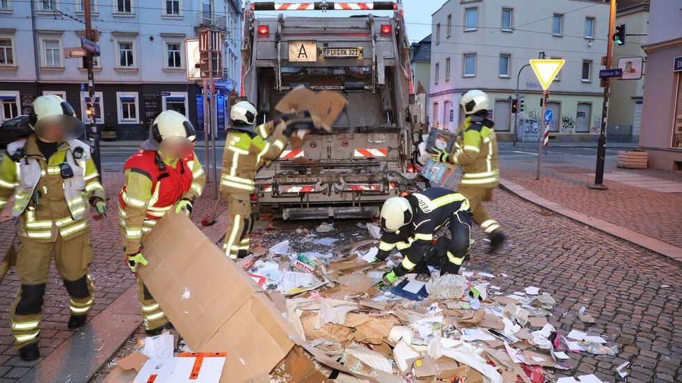 Die Feuerwehr räumt nach der Befreiungsaktion auf.