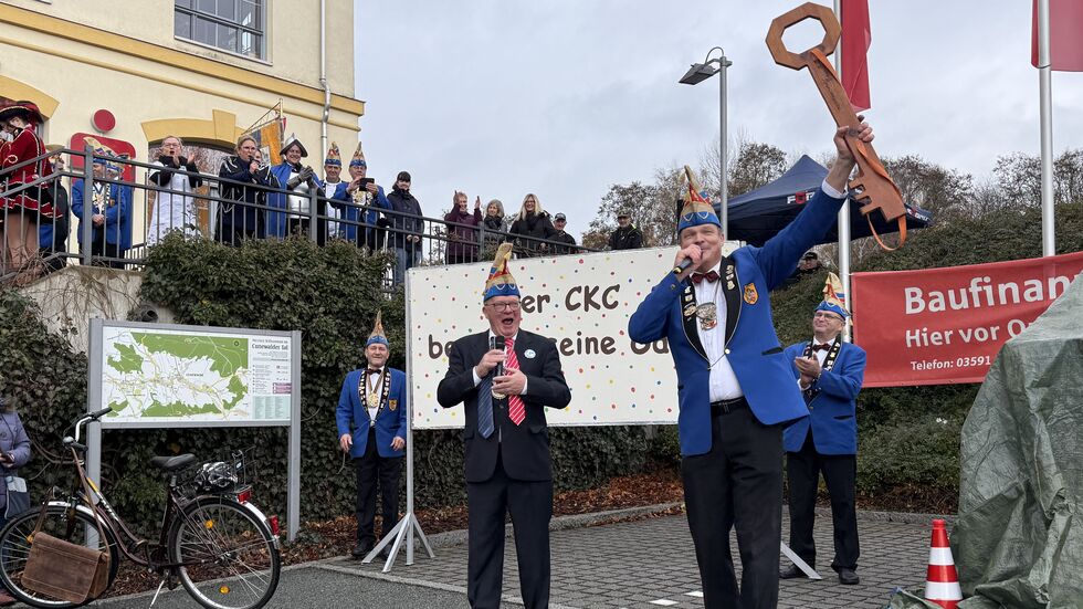 "Wir haben ihn, den Rathausschlüssel!" Der Cunewalder Bürgermeister Thomas Martolock übergab die Amtsgeschäfte an Jörg Mann, Präsident des Cunewalder Karnevals Club (CKC).