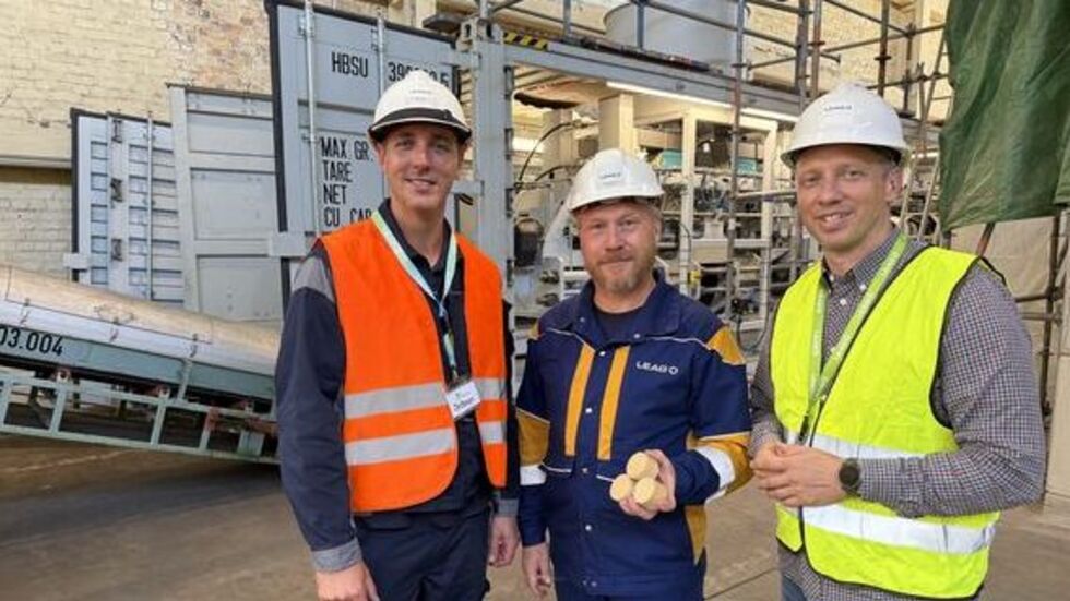 Neue Wege bei der LEAG-Veredlung: Projektleiter Tobias Brösan, Betriebsleiter Stefan Weichert und Marketingleiter Matthias Borgmann (v.l.n.r.) präsentierten die Pilotanlage einer in Deutschland bislang einzigartigen Holzbrikettpresse.