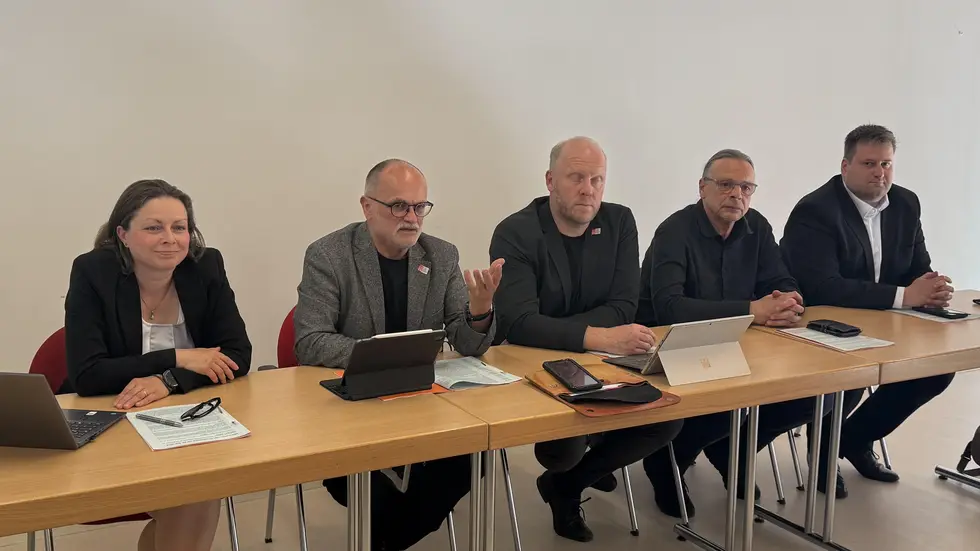 von Links
Kreisrätin Kathleen Liebschner (BSW)
Ehem. OB Roland Dantz
OB Michael Preuß
Kreisrat Ralf-Peter Hechtberger (AfD)
Kreisrat Alex Theile (Linke)
