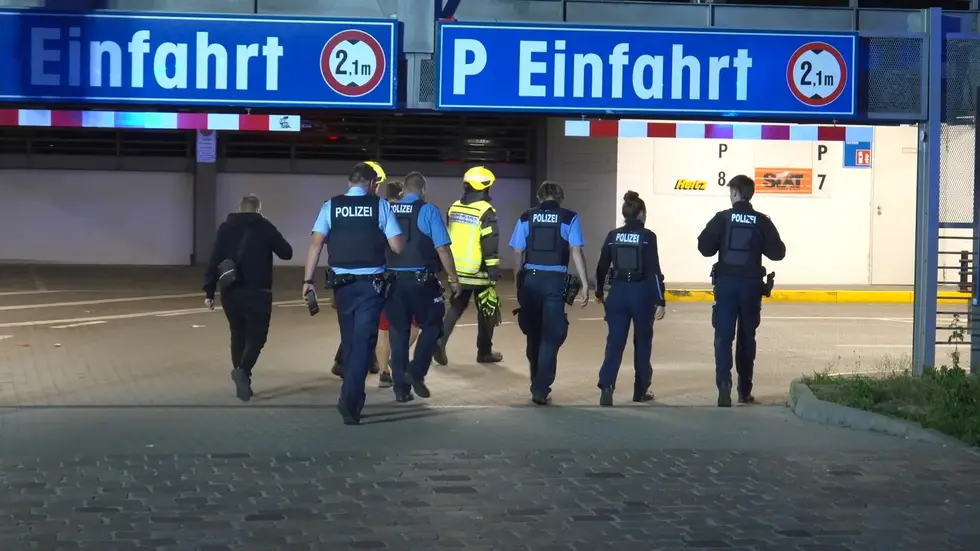 Auch die Polizei war mit mehreren Beamten vor Ort. Auch die Polizei war mit mehreren Beamten vor Ort.