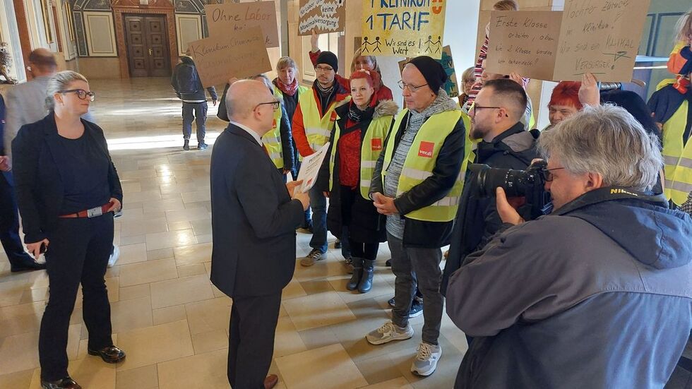 Gewerkschaftsvertreter übergeben im Rathaus eine Petition an Oberbürgermeister Sven Schulze.