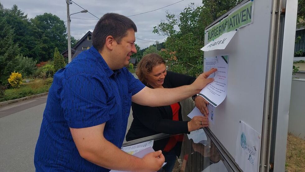 Markus Hain (li.) und Susann Lucius informieren an der Schautafel im Ort über die nächsten Schritte. 
