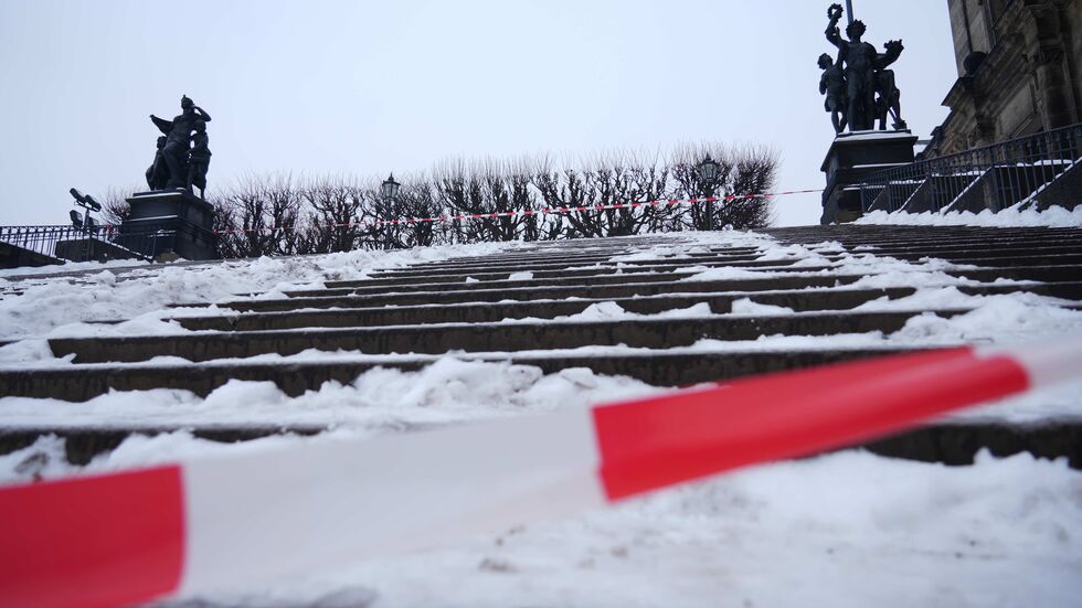 Auch Die Brühlsche Terrasse wurde wegen Glätte abgesperrt
