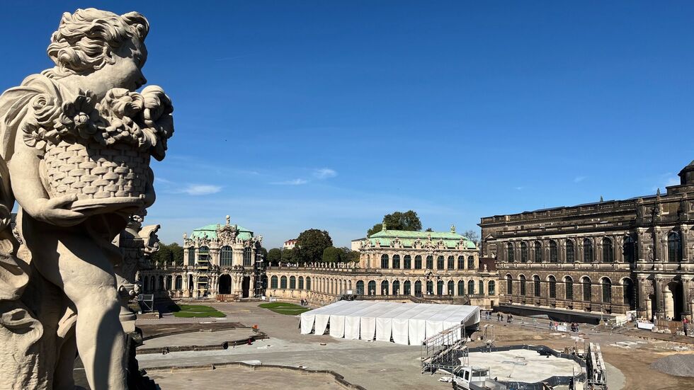 Vor genau einem Jahr sah es noch so im Innenhof aus. Die Brunnen waren mit weißen Planen abgedeckt, die Wege noch eine Baustelle.