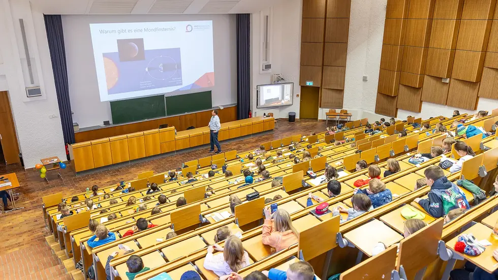 Vier Vorlesungen bietet die Kinder-Uni an. Vier Vorlesungen bietet die Kinder-Uni an.