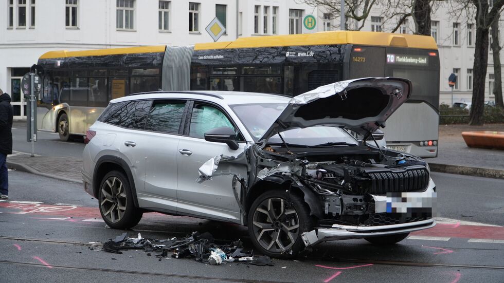Der Skoda wurde bei dem Crash schwer beschädigt.
