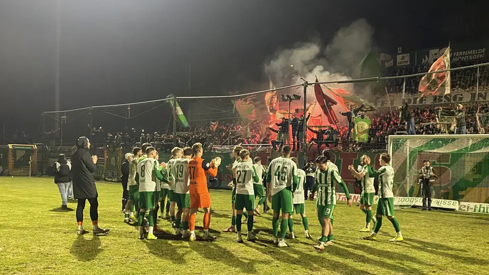 Die Mannschaft der BSG Chemie Leipzig lässt sich nach ihrem Heimsieg vor dem Fanblock feiern. Die Mannschaft der BSG Chemie Leipzig lässt sich nach ihrem Heimsieg vor dem Fanblock feiern.