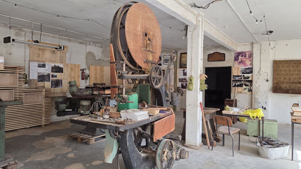 In der Halle stehen noch die alten Maschinen. In der Halle stehen noch die alten Maschinen.