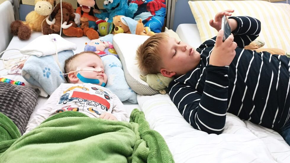 Max reagiert wieder auf seine Umwelt. Sein großer Bruder Pepe besucht ihn so oft es geht.