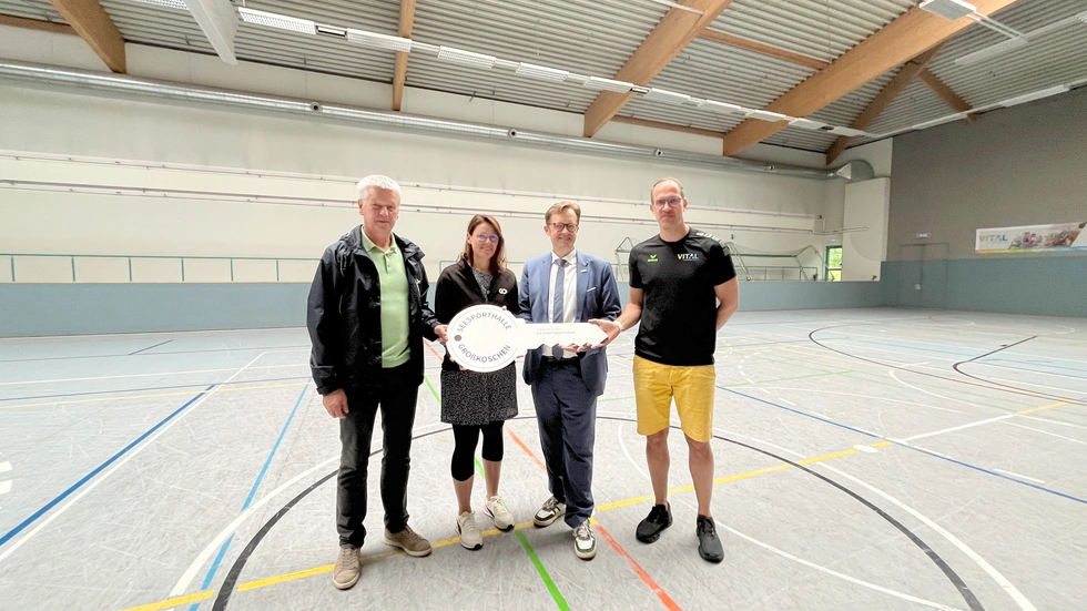 Schlüsselübergabe: Detlev Wurzler (Vorsitzender LSB), Kathleen Nitzschke (LSB),
Andreas Pfeiffer (Bürgermeister Senftenberg) und Jan Przybilski (Stadtverordneter
Senftenberg) v.l.n.r.
