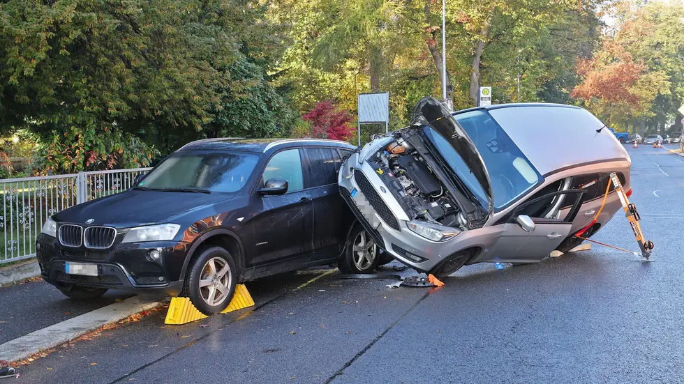 Da das Fahrzeug umzustürzen drohte, sicherte es die Freiwillige Feuerwehr Limbach-Oberfrohna und befreite den Fahrer aus dem Pkw.