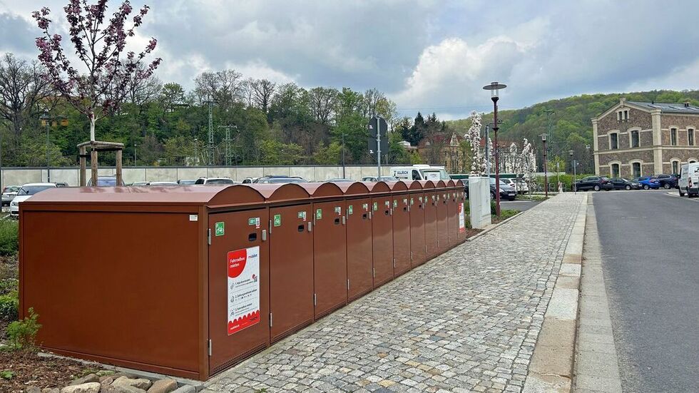 Die Fahrradboxen vor dem Bahnhof Freital-Potschappel aus.