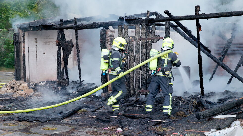 Die Feuerwehr löscht Garagen in Altchemnitz.