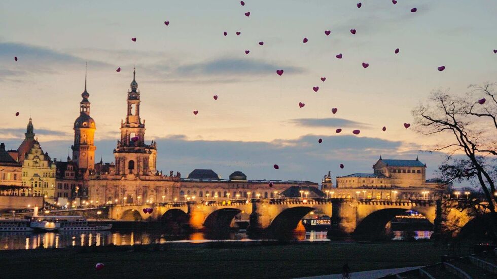 Zahlreiche Luftballons flogen am Abend über Dresden. Zahlreiche Luftballons flogen am Abend über Dresden.