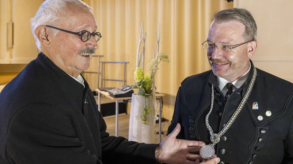 Der dienstälteste Stadtrat Dr. Volker Benedix Oberbürgermeister legte Sven Krüger die Amtskette um, in der Nikolaikirche in Freiberg.