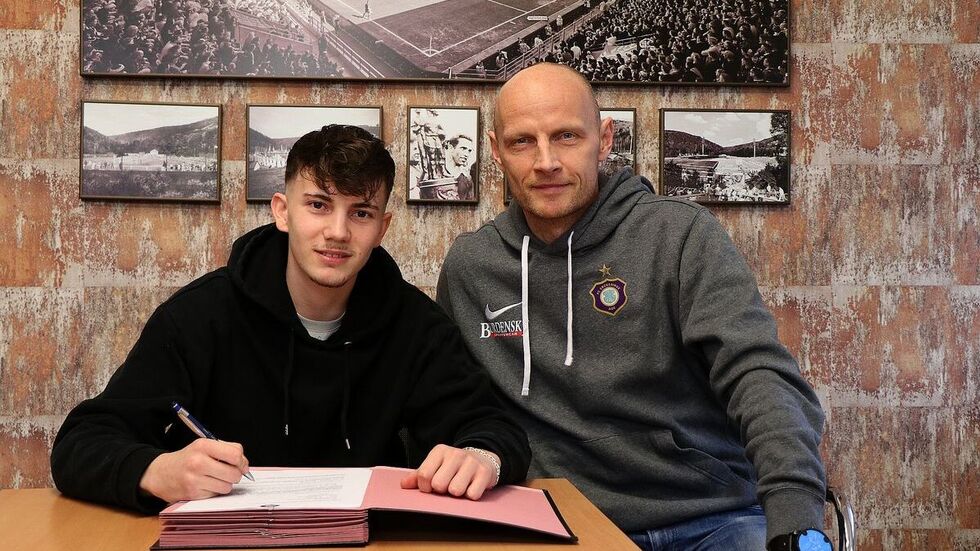 Sean Seitz mit Matthias Heidrich bei der Vertragsunterzeichnung.