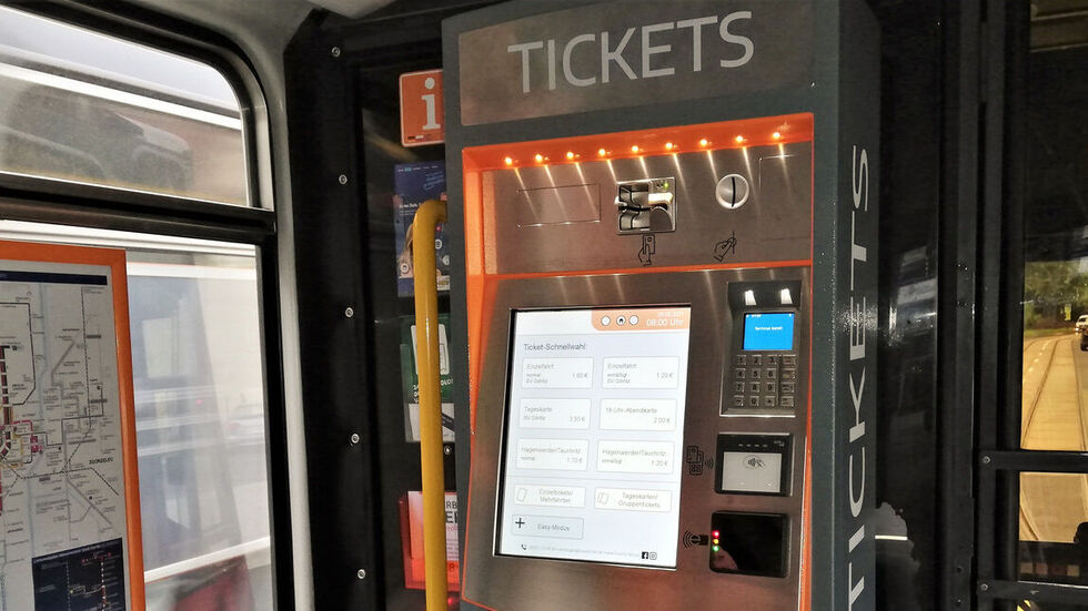 Fahrkartenautomat in einer Straßenbahn in Görlitz