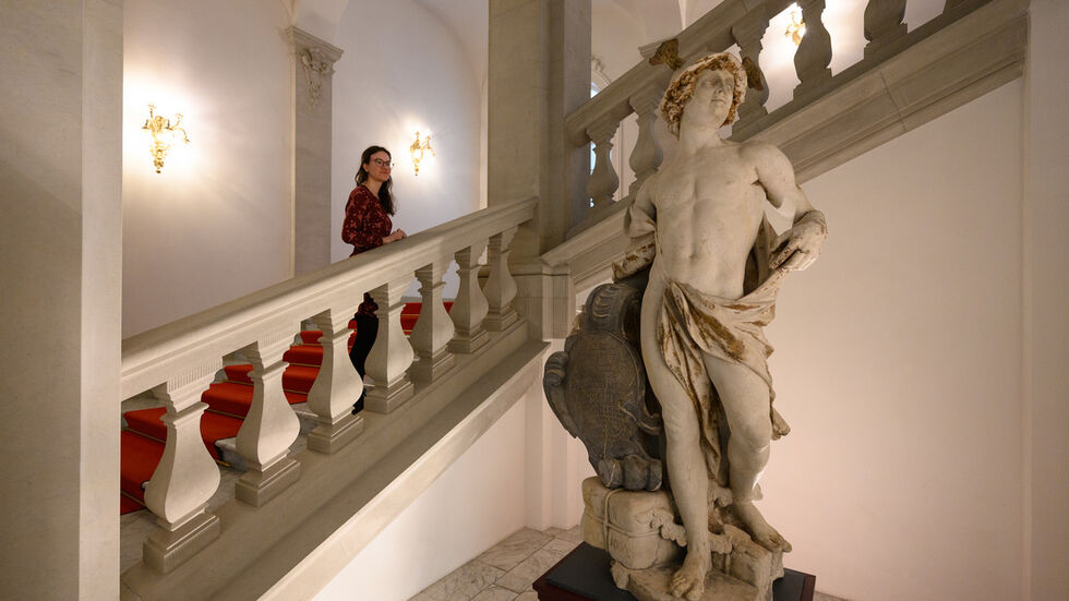 Der steinerne Götterbote aus einem der Grabhäuser des früheren Klosterfriedhofs kündet am Fuße der Englischen Treppe bis Mitte September im Dresdner Residenzschloss vom Reichtum in der sächsischen Provinz.