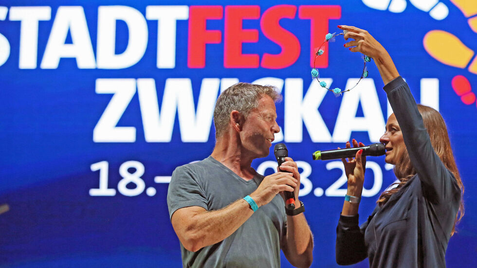 André und Morgenmädel Kristin Hardt - sie krönten nicht sich selbst, sondern den Gast, der den weitesten Weg hatte, einen Besucher aus Tirol.  