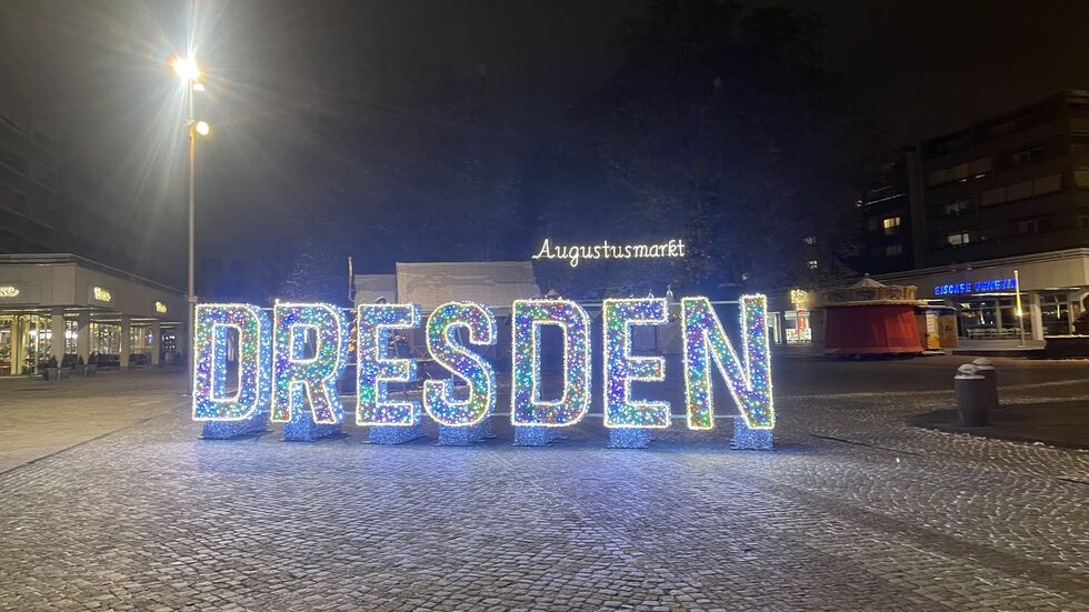 Der große "Dresden"-Schriftzug am Goldenen Reiter.