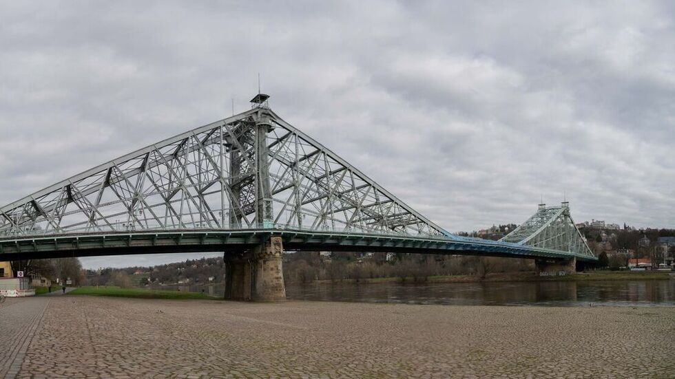 Das Mittelteil des Blauen Wunders erstrahlt wieder in der namensgebenden Farbe der Brücke. Doch es gibt bereits erste Schmierereien. 