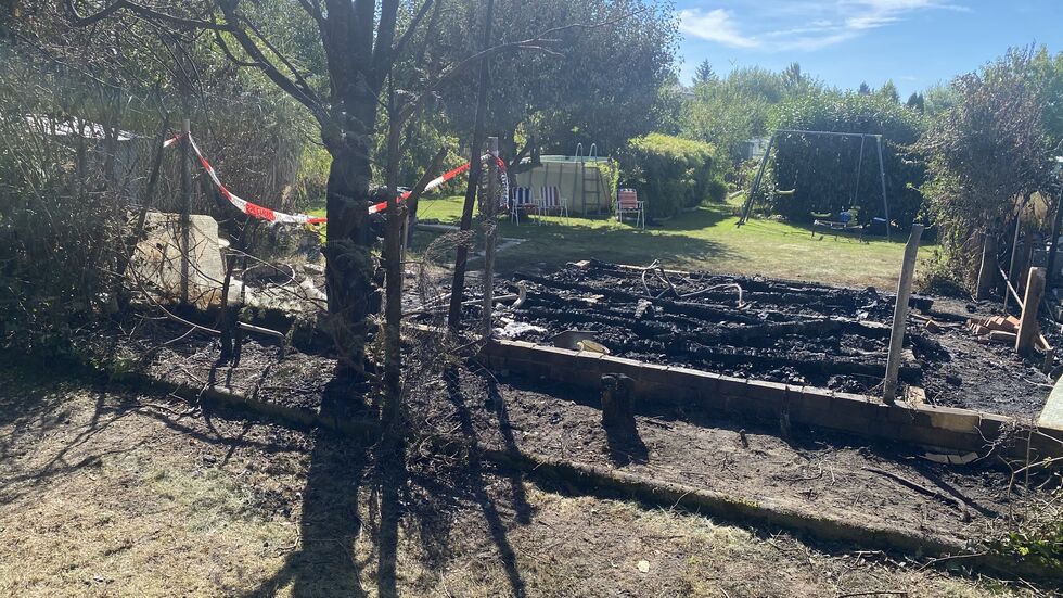Das Feuer hat in dem Garten der Familie eine große Verwüstung hinterlassen.