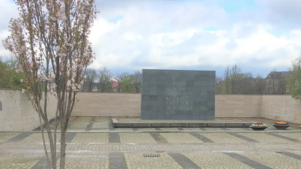 Das Mahnmal war in der Vergangenheit immer wieder Ziel von Vandalen. Das Mahnmal war in der Vergangenheit immer wieder Ziel von Vandalen.