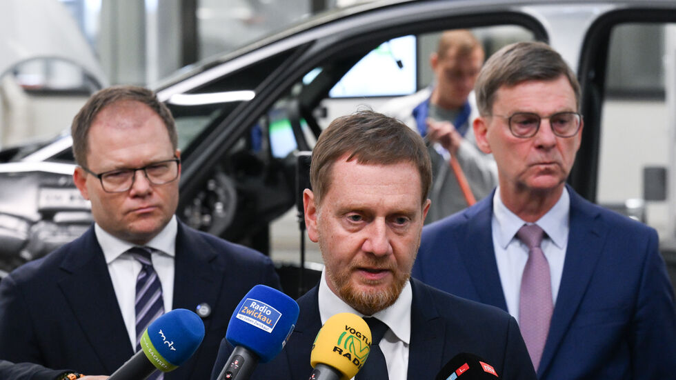 Ministerpräsident Michael Kretschmer: Mosel hat eine Zukunft (links von ihm Umweltminister Carsten Schneider, rechts Thomas Edig, Personalchef VW Sachsen  
