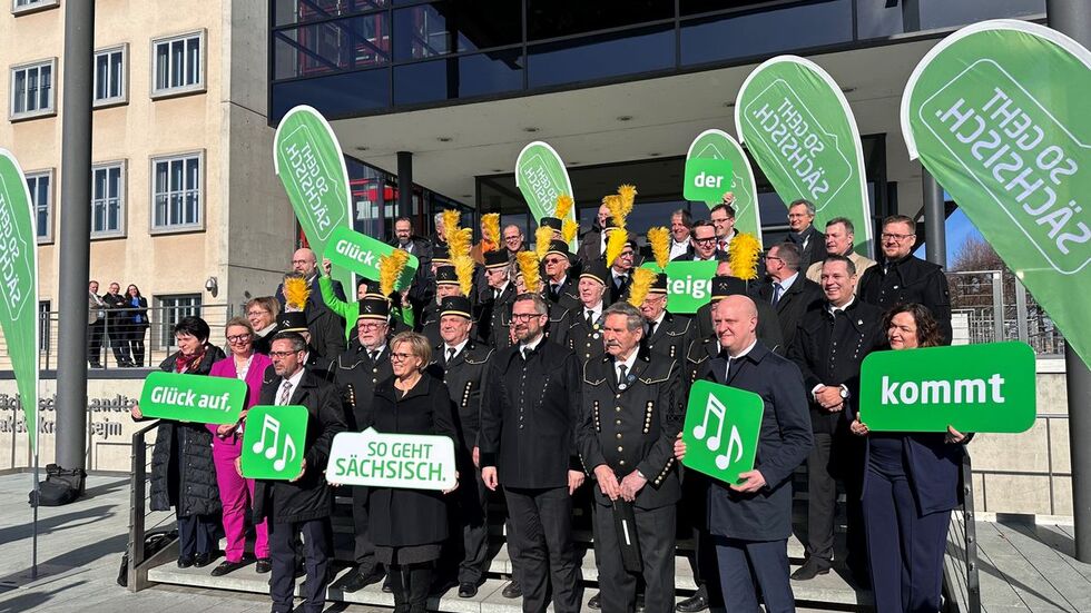 Bei strahlendem Sonnenschein wurde der Hit der Bergarbeiter auf den Treppen zum Parlament gefeiert.
