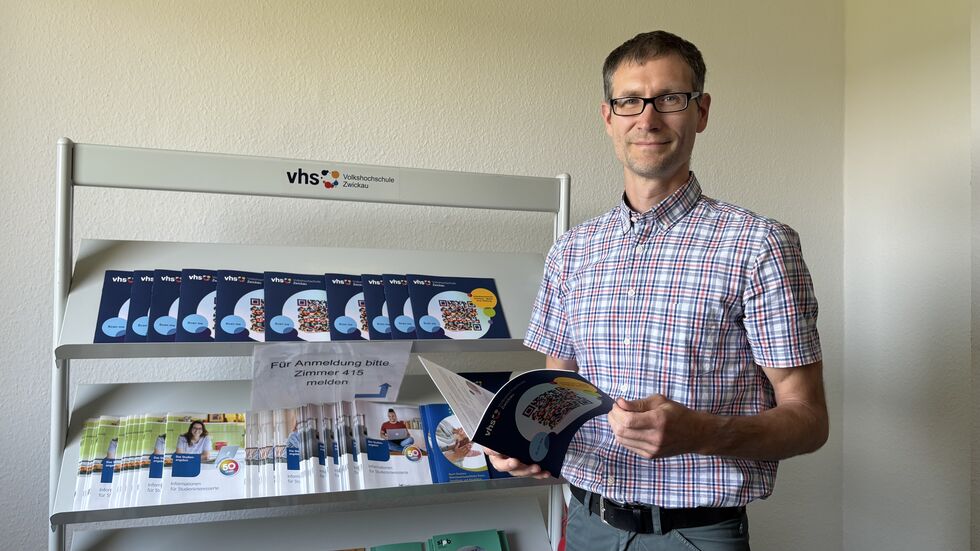 VHS-Leiter Patrick Schulze stellte das neue Kurs-Programm vor. 