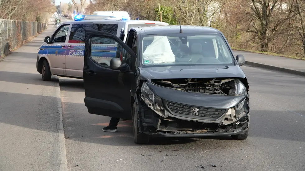 Weil die Fahrzeuge sich ineinander verkeilten, entstand hoher Sachschaden. Weil die Fahrzeuge sich ineinander verkeilten, entstand hoher Sachschaden.